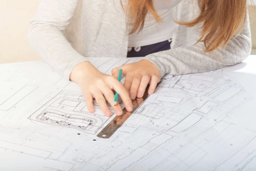 Девушка с синдром саванта делает чертеж