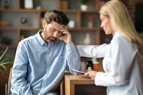 мужчина с ипохондрией на приеме у доктора