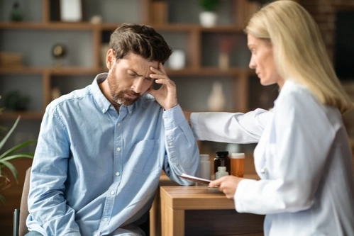 мужчина с ипохондрией на приеме у доктора