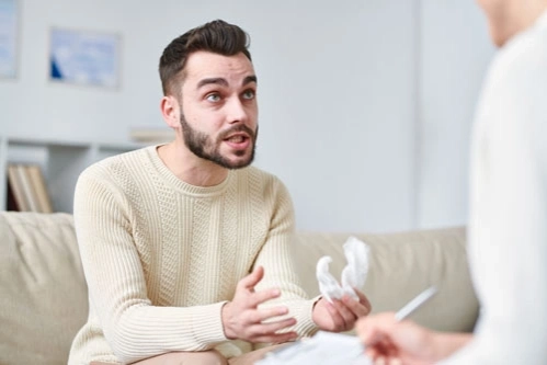 мужчина с биполярным расстройством на приеме у психиатра