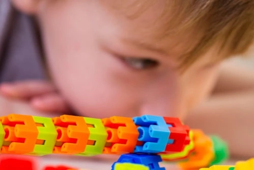 Мальчик с аутизмом играет в конструктор