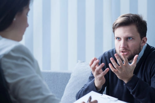 мужчина с психозом беседует с психиатром