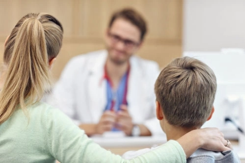 Доктор консультирует женщину с сыном по лечению эпилепсии