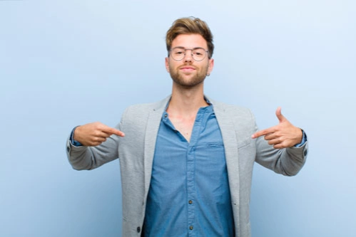 Мужчина с синдромом нарциссизма показывает на себя пальцами