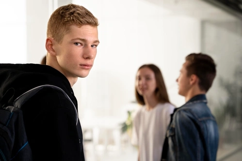 молодой мужчина с признаками социопатии