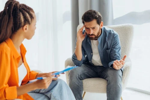 мужчина с неврозом на встрече с психотерапевтом