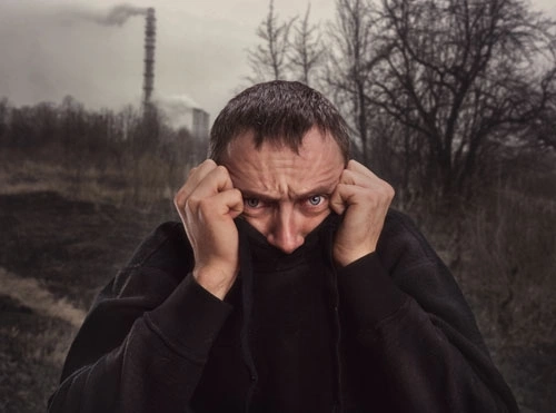 Мужчина с параноидным расстройством личности испытывает страх 