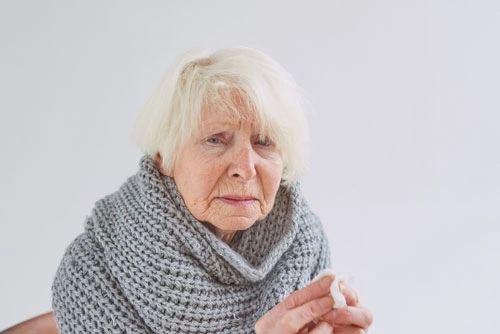 Пожилая женщина с болезнью Паркинсона