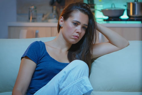 Женщина с ангедонией смотрит телевизор