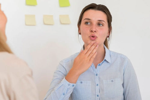 Логопед проводит занятие по коррекции речи