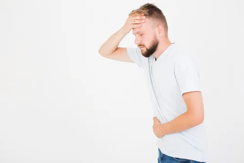 мужчина с тошнотой после выпитого алкоголя