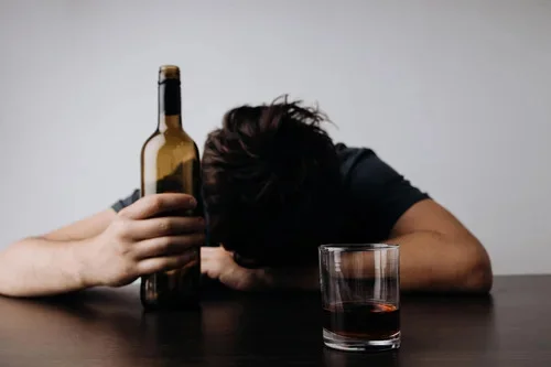 мужчина с похмельным синдромом