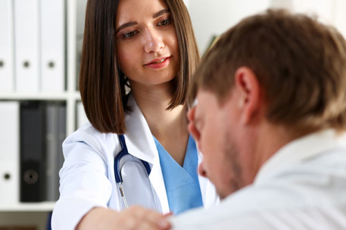 Мужчина у врача для лечения стресса