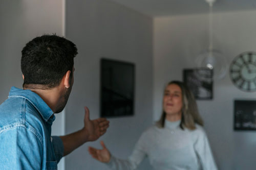 Мужчина с параноидным расстройством личности предъявляет претензии супруге