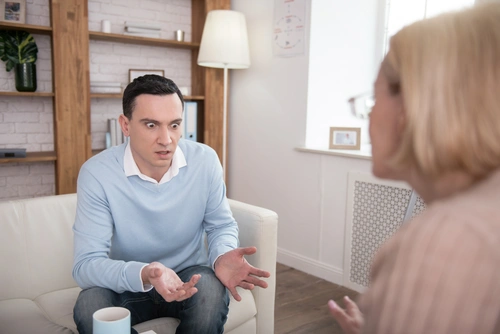 мужчина с психозом общается с психологом