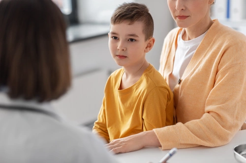 мама с сыном у психотерапевта для терапии трихофагии у ребенка