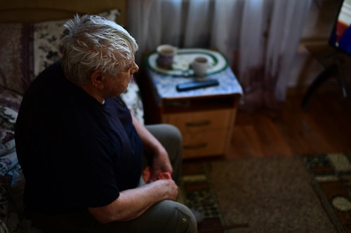 мужчина с синдромом Диогена один в комнате