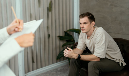 Мужчина у психолога проходит тест на перфекционизм