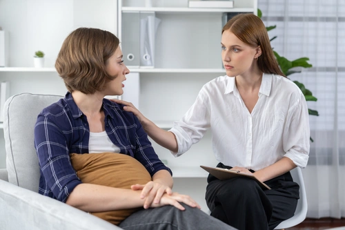 женщина и психолог говорят о послеродовой депрессии