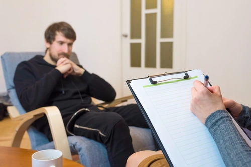 мужчина с неврастенией встречается с психологом