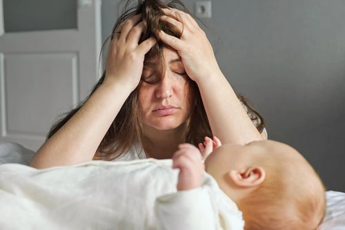 женщина с послеродовой депрессией и младенец