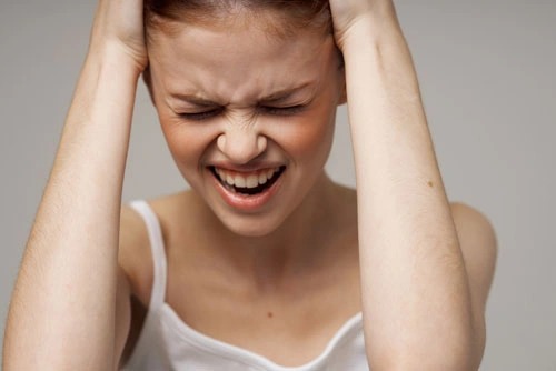 девушка страдает от панической атаки