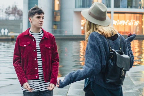 девушка высказывает претензии парню с прозопагнозией