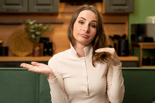 женщина с признаками синдрома Ганзера сидит на софе