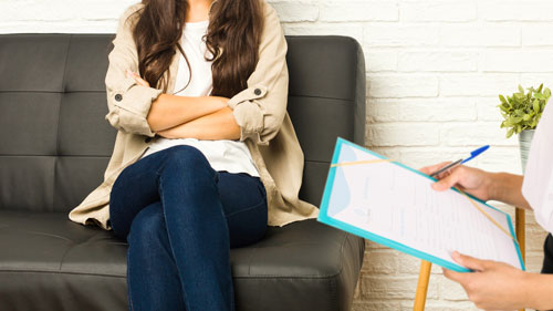 Врач проводит диагностику женщины для уточнения диагноза шизофрения