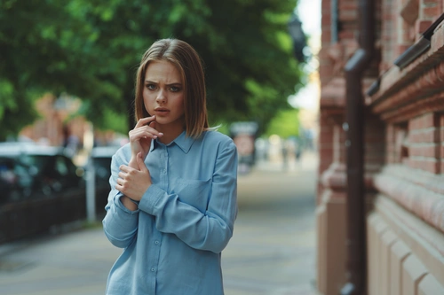 девушка с расстройством мышления стоит на улице