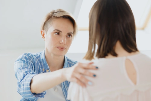 психолог проводит терапию с девушкой с прозопагнозией 