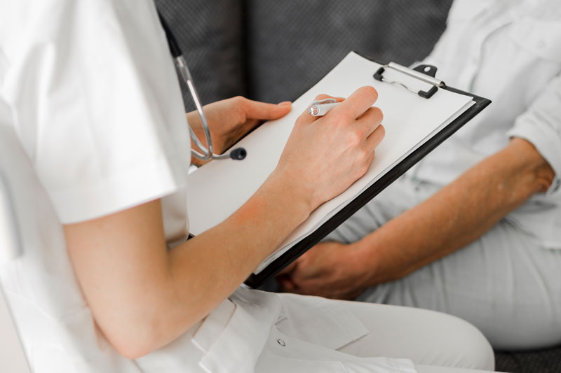 пациент с реактивным психозом на встрече с психотерапевтом