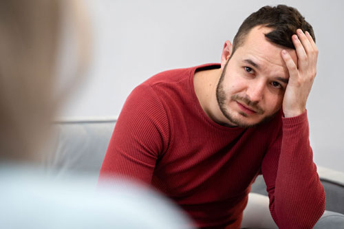 Мужчина у врача для лечения агорафобии