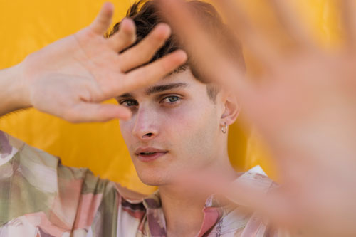 Молодой мужчина с шизотипическим диатезом делает пассы руками